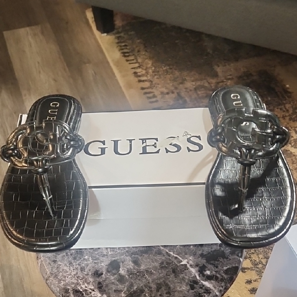 😶‍🌫️Guess Black Quilted Faux-Croc Thong Sandals with Gold Logo😶‍🌫️ - Picture 4 of 6